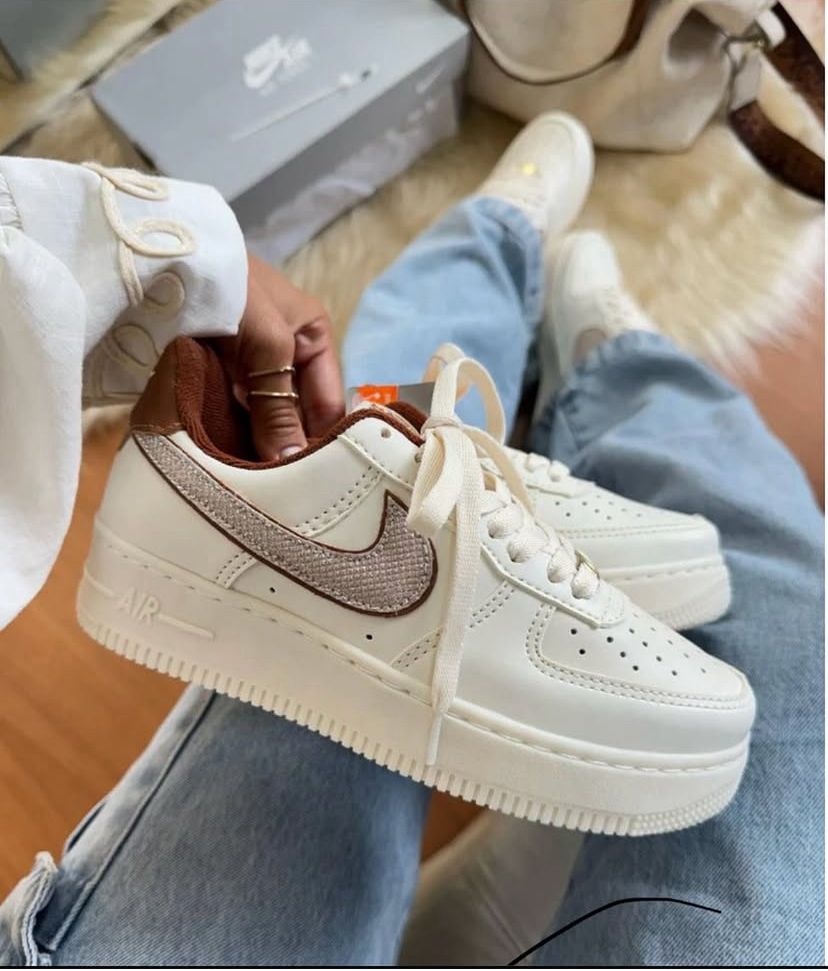 ZAPATILLA NIKE CARAMELO BRILLO